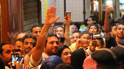 بالفيديو.. حسن الرداد يلتقط «السيلفي» مع جمهوره بسينما مترو
