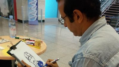 مطار القاهرة يستعين برسام لتسجيل لحظات المسافرين تنشيطا للسياحة