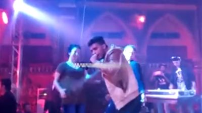 بالفيديو.. رقص فتيات أجنبيات مع المطرب «السويسي» على أنغام المهرجانات