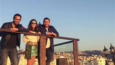 مي عمر وأحمد فهمي وأكرم حسني في كواليس «هو وهي وهو»