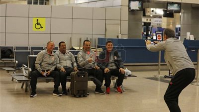 «بروح الفانلة الحمراء».. لاسارتي يلتقط صورة لعمال الأهلي بالمطار