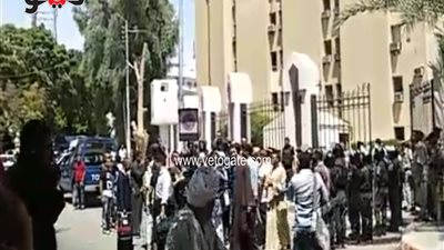 بالفيديو.. تجمهر أهالي طلعت شبيب أمام مجمع محاكم قنا