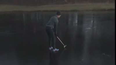 بالفيديو.. سقوط فتاة في بحيرة جليد بسبب الجولف