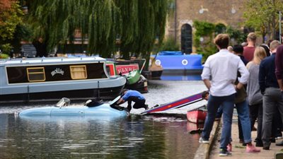 نهاية مروعة لسيارة فاخرة في المياه (صور)