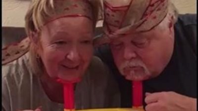 بالفيديو.. رد فعل رجل سقط طقم أسنان زوجته أمامه