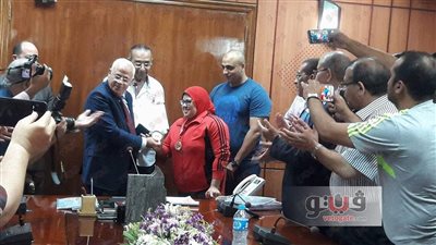 بالصور.. محافظ بورسعيد يكرم بطلة ألعاب القوى الفائزة بذهبية المجر