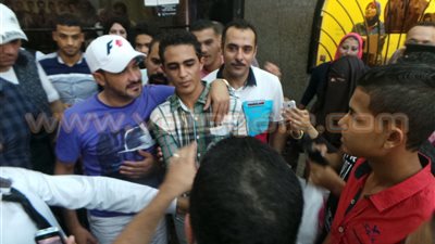 بالفيديو.. جمهور الإسكندرية يستقبل محمد رجب بالهتافات و«السيلفي»