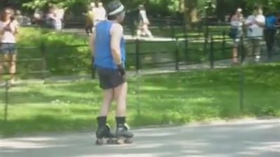 بالفيديو.. سقوط مروع لرجل حاول استعراض مهاراته بحذاء تزلج