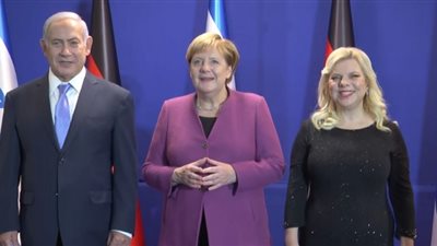 نتنياهو يُقبل ميركل (فيديو)