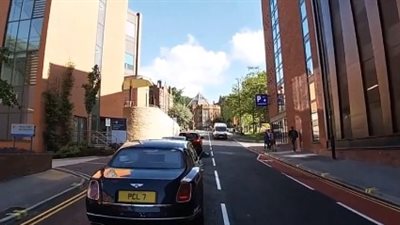 سائق يترك عجلة القيادة من أجل هاتفه (فيديو)