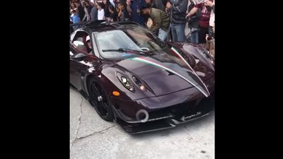 بالفيديو.. رد فعل فتاة سقط هاتفها تحت عجلات سيارة