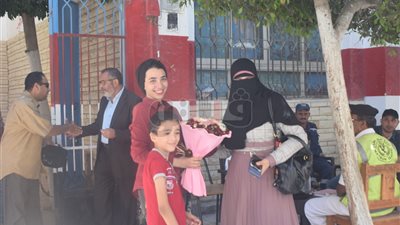ولية أمر تهدي نجلتها «بوكيه ورد» احتفالا بانتهاء الامتحانات بمطروح