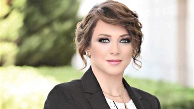 سلاف فواخرجي تعود للدراما المصرية بـ«خط ساخن»