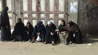 زحام أمام مكاتب صرف المعاشات بدمياط (صور)