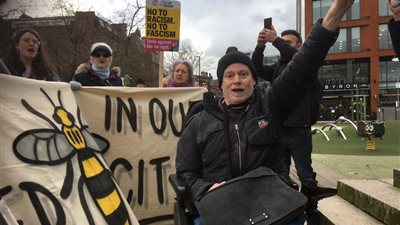 متظاهرو «السترات الصفراء» يهددون الصحفيين خلال مسيرة ببريطانيا (صور)