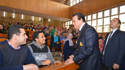 تفاصيل جولة وزير التعليم العالي بجامعة عين شمس..عبد الغفار يلتقي الطلاب ويشجعهم على ممارسة الأنشطة..يشيد بتطوير المنشآت ويتابع فرع العبور..يؤكد اهتمام الحكومة بالشباب
