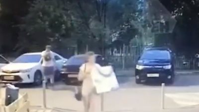 رجل ينجو من محاولة قتل بأعجوبة (فيديو)