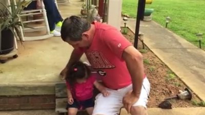 بالفيديو.. طفلة ترفض جلوس والدها بجانبها تشعل «فيس بوك»