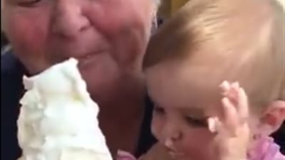 رد فعل غير متوقع لطفلة تناولت جدتها الآيس كريم الخاص بها (فيديو)