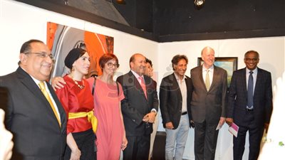 سفير مصر بإيطاليا ورئيس جامعة حلوان يفتتحان معرض «حكاية فن» بروما