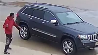 شاهد ماذا حدث لـ«حرامي» حاول سرقة سيارة بالقوة (فيديو)