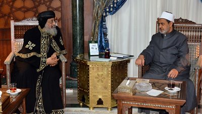 بيت العائلة في دورته الثانية.. يشيد ببسالة ضباط الجيش والشرطة في الدفاع عن الوطن.. شيخ الأزهر: نخوض معركة الحفاظ على الهوية المصرية.. ندرس إنشاء فروع لبيت العائلة بالمحافظات والخارج