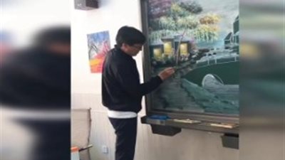 معلم صيني يرسم لوحة كاملة بالطباشير الملون (فيديو)
