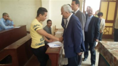«حجازي» يتفقد الامتحان التجريبي لـ«البوكليت» في بني سويف