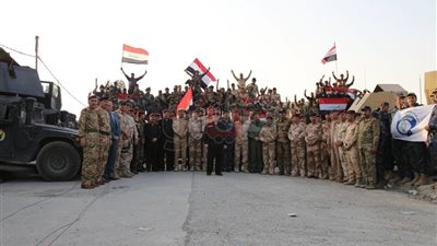 بالصور.. العبادي يرفع العلم العراقي في القائم