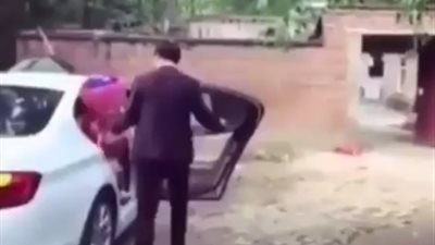 عريس حاول حمل عروسه في حفل الزفاف فتسبب في سقوطها بشكل مروع (فيديو)