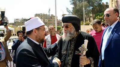وزير الأوقاف يهنئ البابا تواضروس بعيد القيامة (صور)