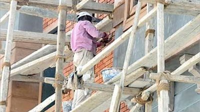 التصريح بدفن جثتي عاملين سقطا من الطابق الخامس في «أكتوبر»