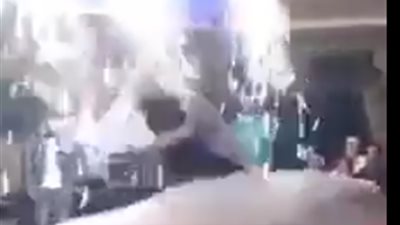 بالفيديو.. عريس يتسبب في سقوط مروع لعروسه في حفل الزفاف