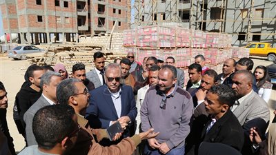 محافظ قنا وطلاب التعليم العالي في زيارة للمشروعات التنموية المنفذة