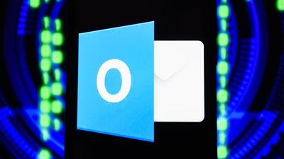 تحذيرات من قراصنة دولية يستغلون ثغرات Outlook