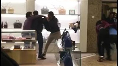 بالفيديو.. خناقة بين رجال عرب أمام متجر فاخر لحقائب اليد وسط لندن