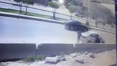 «توك توك» يصدم امرأة بطريقة مروعة على طريق سريع (فيديو)