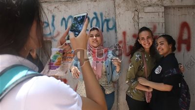 مشاهد احتفال طلاب الثانوية العامة بعد انتهاء الامتحانات.. أم تهدي ابنتها بوكيه ورد.. رقص وغناء وزغاريد عقب الخروج من اللجان.. والتقاط الصور السيلفي والتذكارية الأبرز (فيديو وصور)