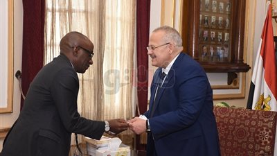 رئيس جامعة القاهرة يبحث التعاون العلمي مع سفير رواندا (صور)