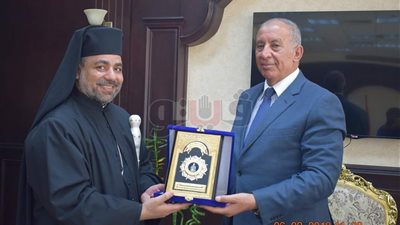 مطران الأقباط الكاثوليك يهنئ محافظ البحر الأحمر بالعيد القومي (صور)