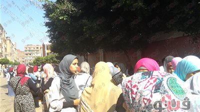 بالصور.. القلق والتوتر يسيطران على أولياء الأمور أمام لجان القليوبية