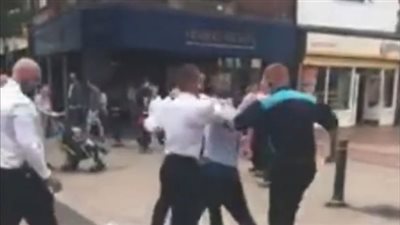 خناقة شرسة بين رجل وحراس أمن أمام المتسوقين (فيديو)