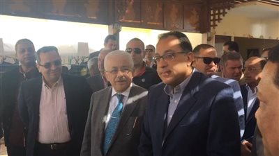 تلاميذ المدرسة الرسمية للغات بأسوان يستقبلون مدبولي بالأناشيد والأعلام