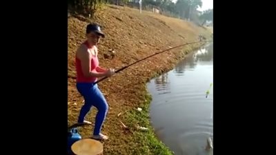 بالفيديو.. سمكة تتسبب في سقوط مروع لفتاة في المياه