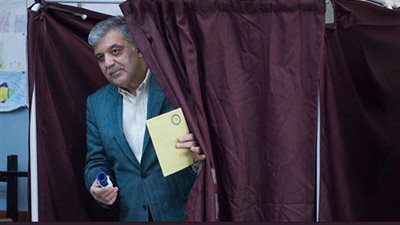 عبدالله جول يدلي بصوته في الانتخابات التركية