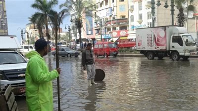 شوارع الإسكندرية تغرق في مياه الأمطار (صور)
