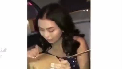 بالفيديو.. شاب يصدم حبيبته بحذاء عليه صورتهما