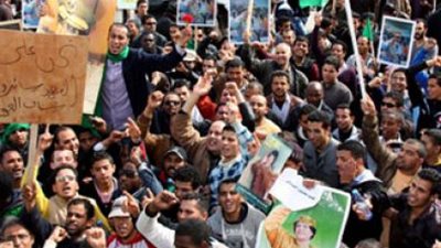 محتجون يغلقون الطريق العام بالعاصمة الليبية طرابلس