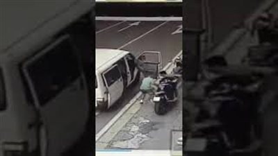 لحظة سرقة دراجة نارية بطريقة ماكرة (فيديو)