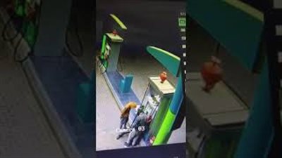 لحظة اعتداء لصين بساطور على عامل بمحطة وقود وسرقته (فيديو)